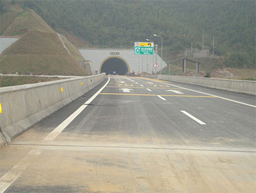 上武高速铅山紫溪隧道(全长1615米)